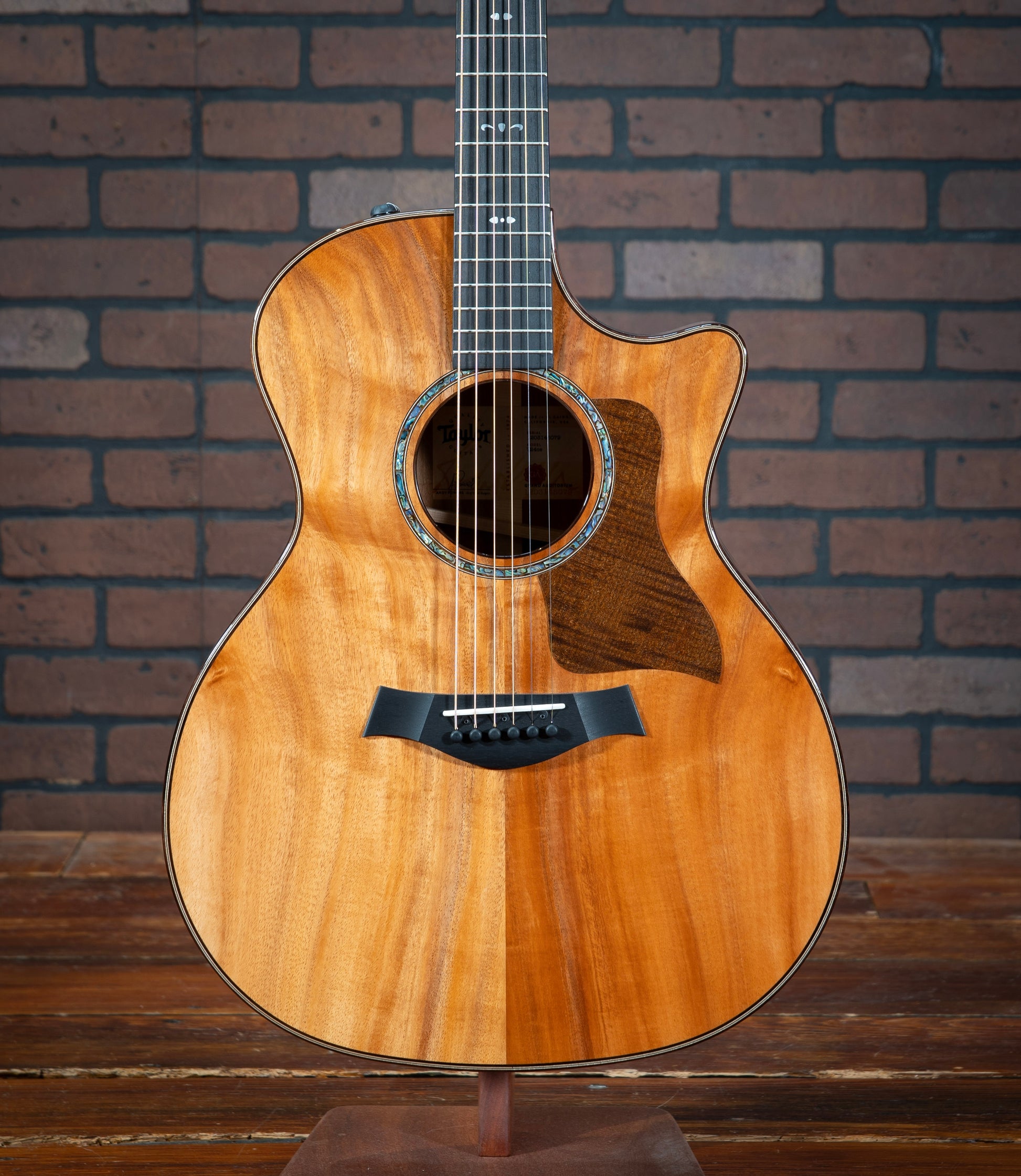 Acoustic Guitar Taylor 724ce Hawaiian Koa with V-bracing and Venetian cutaway
